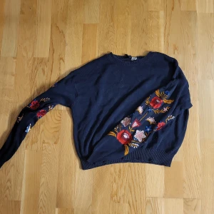 Stickad tröja med vacker broderi - Köpt på hm länge sedan. Croppad