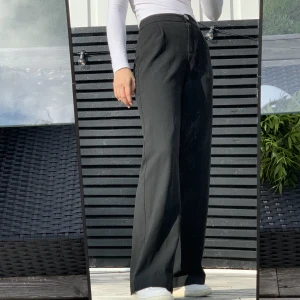 Byxor - Byxa från Bershka i fint skick, har inte kommit till användning därav säljer jag dom🫶🏻