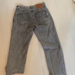 Woodbird leroy jeans (grå) - Gråa fräscha jeans ifrån woodbird! Köpta i slutet på 2022 och 8/10 skick! Köpta för 1100 men säljer för betydligt mindre trots väldigt god kvalité.