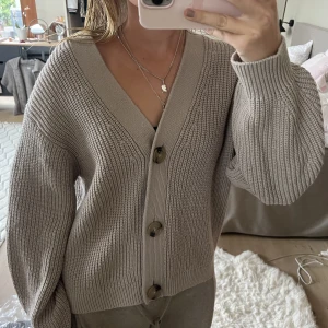 Kofta - Så fin beige kofta perfekt till hösten💕💕😇skriv för frågor🙏🏼