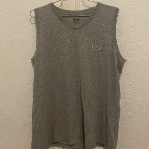Lee linne - Säljer då den inte används. Storlek L och sitter bra men oversized på mig som är M/S (175cm). Superfint skick och knappt använd. Skriv för fler bilder!