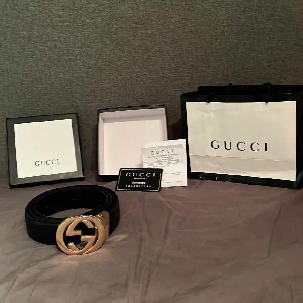 Ett sprillans nytt Gucci bälte  Med nypris på 4980 kr mitt pris är 1700 kr då jag vill bli av med bältet  Episk kan alltid diskuteras Jätte bra skick skulle säga 9/10 Tar också emot byten. Accessoarer.