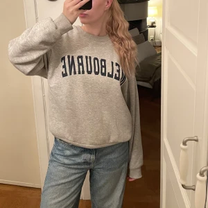 Grå tröja  - Grå sweatshirt från gina!