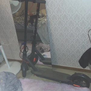 El scooter  - Ja har fått körkort nu så d e lite meningslös o ha kvar den. Köpte den för 4tusen i våras.  Den åker 50km vid nedförsbacke och 40-35 vid uppförsbacke, d beror på hur mycket du v. O bromsen funkar sådär.  