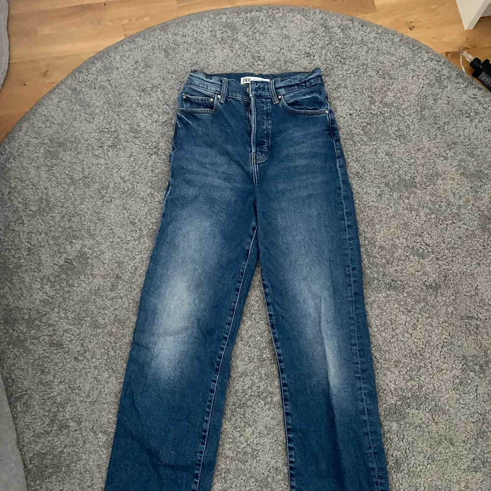 Säljer dessa mörkblå Jensen från zara, dem är i bra skick och är i storlek 32💗. Jeans & Byxor.