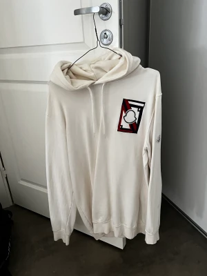 Moncler hoodie  - Säljer en fin moncler hoodie, knappt använd