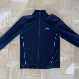 Hugo Boss Tröja - Hugo Boss tröja i strl M. 10/10 skick. Pris kan diskuteras 