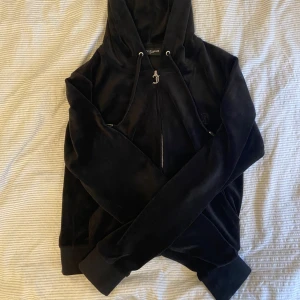 Juicy tröja - Säljer min svarta juicy tröja i stl M.  Den är i ganska bra skick förutom att banden är lite noppriga och J:et på dragkedjan är lite rostig. Säljer för att den är för stor. Nypris 1200 och säljer för 500kr💗 