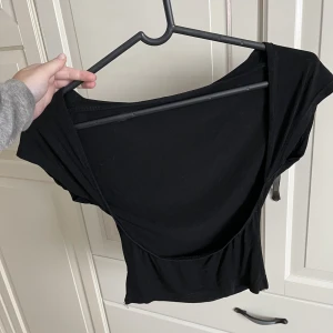 Öppen rygg topp - Superskön topp med öppen rygg. Perfekt till fest. Jättefint skick. Storlek S💕