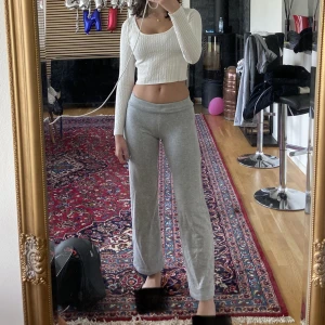 Sköna byxor - Ett par sköna mjukisbyxor från hm men liknar dem trendiga från brandy melville och frankies bikinis! Man kan även ha dem som på sista bilden:) I bra skick! Kolla gärna min profil för massa mer 💓OBS, dem är för korta på mig som är 166cm lång