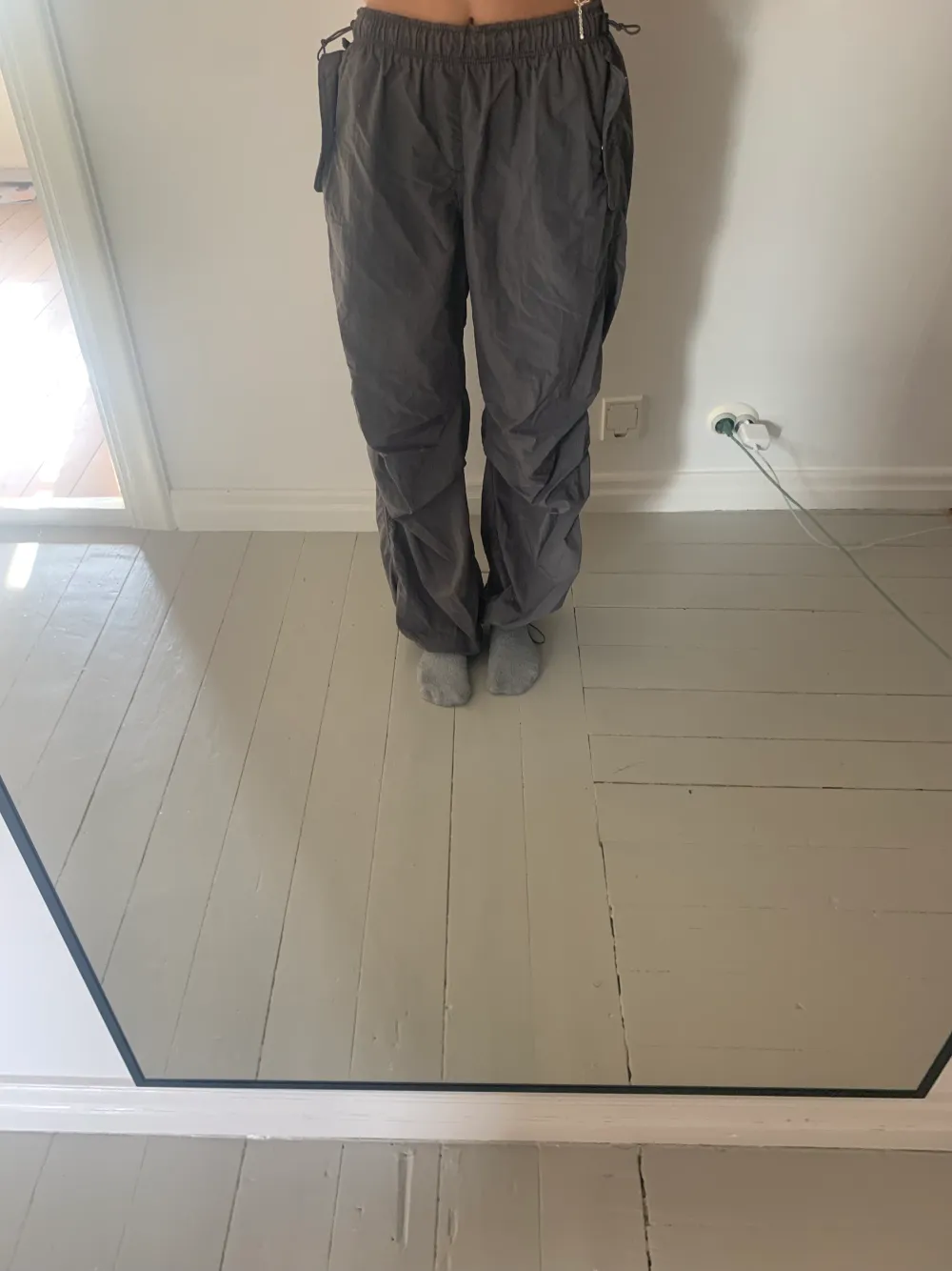 Ett par gråa parachute byxor som är perfekt för dig som gillar streetstyle . Jeans & Byxor.
