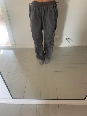 Grey Parachute pants - Ett par gråa parachute byxor som är perfekt för dig som gillar streetstyle 