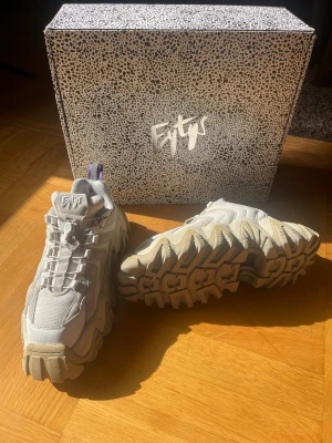 EYTYS Halo Sneakers  - Köpt från EYTYS nära Sturegallerian! Har använt den rätt mkt och inuti hälen av skorna så är materialet ripped pga användning (kan skicka bilder på det), bortsett från det finns det mkt liv kvar! OBS!! (Oversized storlek, sitter som 41) OG Box ingår 