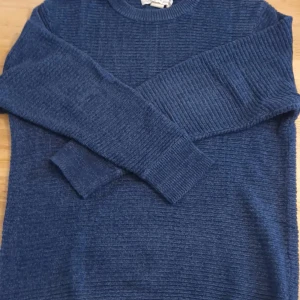 Stickad tröja - En riktigt fet stickad blå tröja ifrån hm som jag köpt ett tag sen! Ställ frågor om det behövs och pris kan diskuteras