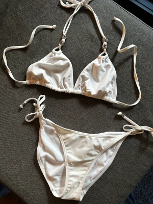 bikini  - Fin bekini som är helt oanvänd! Den har fina detaljer på både över och underdel! Vill man bara ha överdelen eller underdelen så går det att lösa, bara att skriva isåfall ❤️