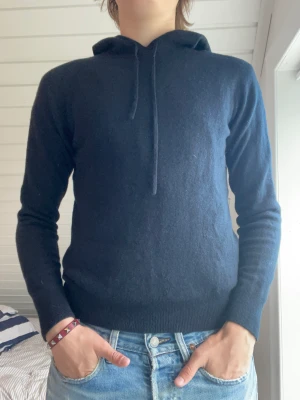 Stickad hoodie - En skit snygg hoodie från tiger of Sweden i 100% merino ull, skick 9/10