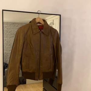 Vintage brun jacka i äkta läder från märket ”Kaos by auluna” i jätte fint skick. 