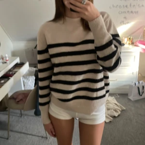 Svart vit randig stickad tröja - En stickad tröja från hm i nyskick