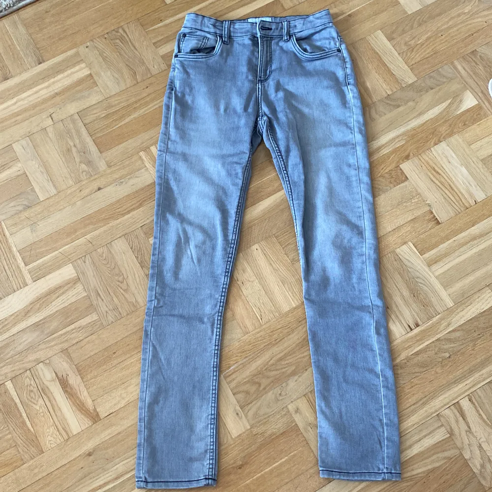Tja, säljer ett par gråa slimfit jeans från C&A. Storlek är 176, men passar om du är mellan 174-184 lång.. Jeans & Byxor.