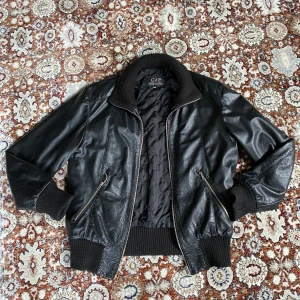 Svart skinnjacka  - Vintage svart skinnjacka i toppen skick för ett rimligt pris. Se bild två för styling. Pris kan självklart diskuteras 