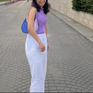 Rosa-blå minibag - Snygg väska köpt på Beyond Retro. Rymmer ganska mycket mer än man tror och är i bra skick!      