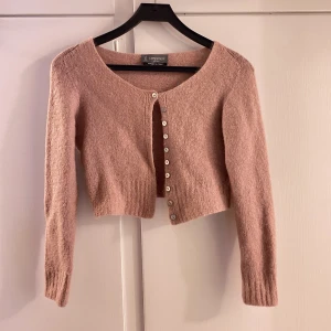 Stickad kofta s - Mjuk och mysig croppad ljusrosa kofta i ull och mohair Made in italy  