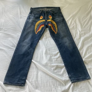 bape jeans - använd köp nu! midja:90 innerben:78 ytterben:104💋 finns inget äkthetsbevis men köpta från bountybotega 