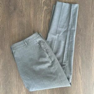 Gråa kostymbyxor  - Helt nya och oanvända kostymbyxor från Esprit.   Rensar ur min garderob från en hel del oanvända kläder🌼 Kika och se om du ser något mer i min profil som du gillar så skickar jag med det till dig också!😊 Fler kläder kommer! 