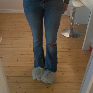 Lågmidjade jeans - Ett par jätte fina low waist jeans från bikbok ☺️ säljer dem då dem va alldeles för små på mig☹️Använd gärna köp nu!