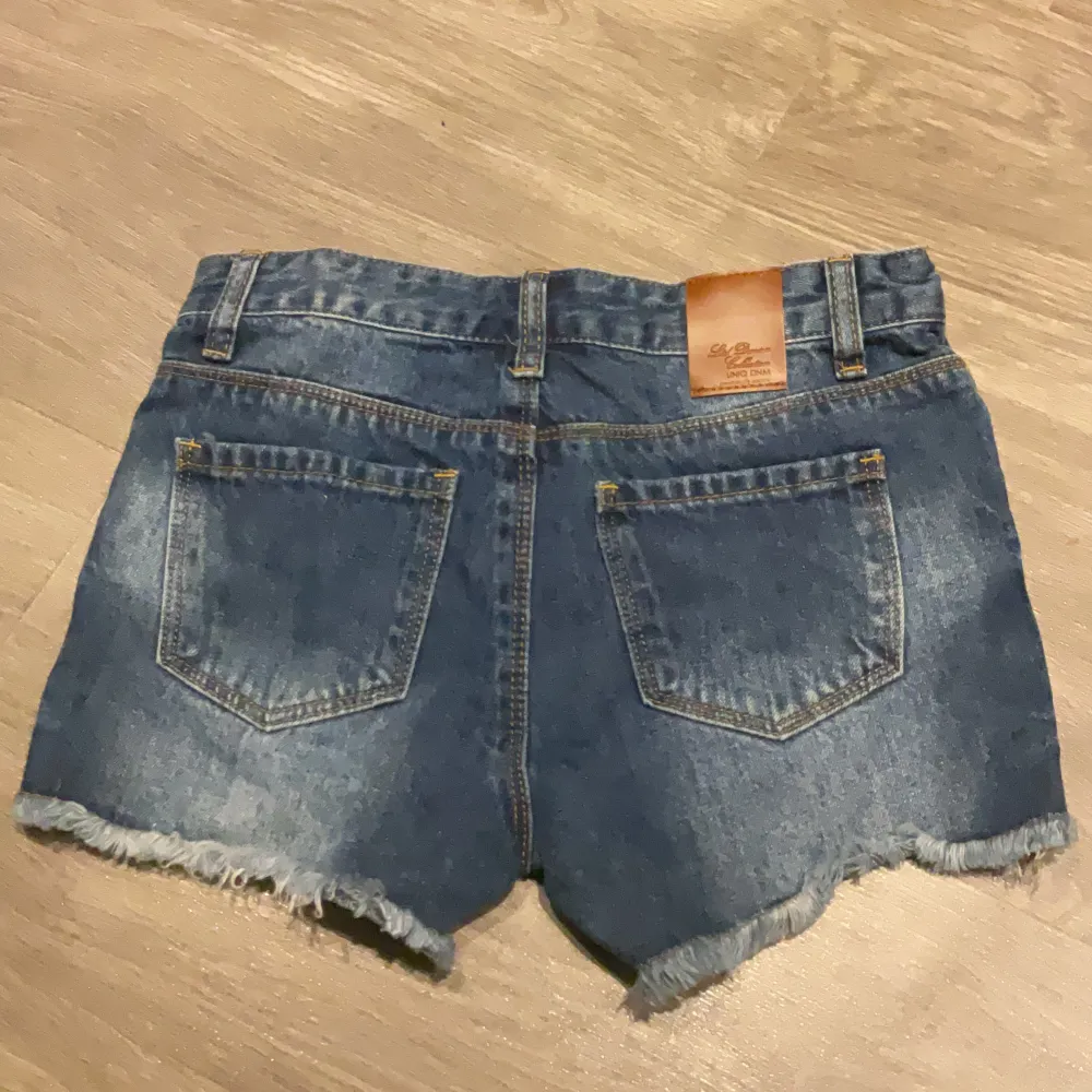 Supersnygga blåa jeansshorts Säljer pga för små. Shorts.
