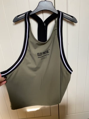 Ny topp Elly Pistol  - Ny grön topp från Ellly Pistol Lappen kvar Storlek XXL, passar även XL