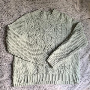 Stickad tröja - Stickad tröja från lager 157. Är knappt använd och är i väldigt bra skick. Jätte fin färg och bra för hösten