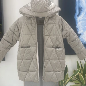 Höst jacka från Zara - En snygg jacka från Zara, superskön inuti 