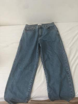 Ett par väldigt fina baggy jeans som aldrig har kommit till användning. Storleken är W:31, L:32. Vid fler frågor eller bilder är det bara att höra av sig!