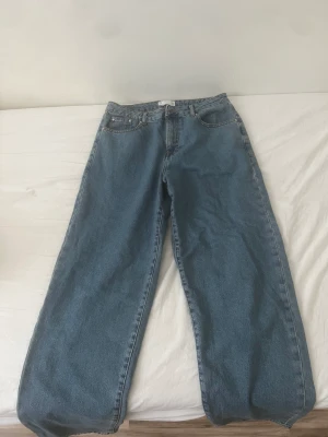 Baggy Asos jeans  - Ett par väldigt fina baggy jeans som aldrig har kommit till användning. Storleken är W:31, L:32. Vid fler frågor eller bilder är det bara att höra av sig!