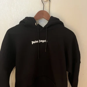 Palm Angels Hoodie - Aldrig använd. Passar till storlek S. 