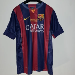 Barcelona tröja Neymar #11 - En Barcelonatröja från säsongen 2014/15 då Barcelona vann mot Juventus i finalen av Champions League. Tröjan är i Champions League final version. På ryggen är det bolltrollaren Neymar JR nummer 11. Tröjan är i Bra skick och storleken är M. 