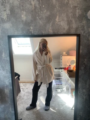 Beige kappa - Beige kappa från NA-KD från Ida Carlssons kollektion. Använd fåtal gånger så väldigt bra skick. Säljer då jag har en liknande. Storlek 36.  Köpt för 999 säljer för 450 kr.