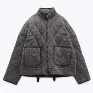 Funderar på att sälja denna populära jacka från Zara (”Quilted jacket with pockets”), nypris 860 kr 💓 nyskick. Köp direkt för 600 🥰 gratis frakt!!