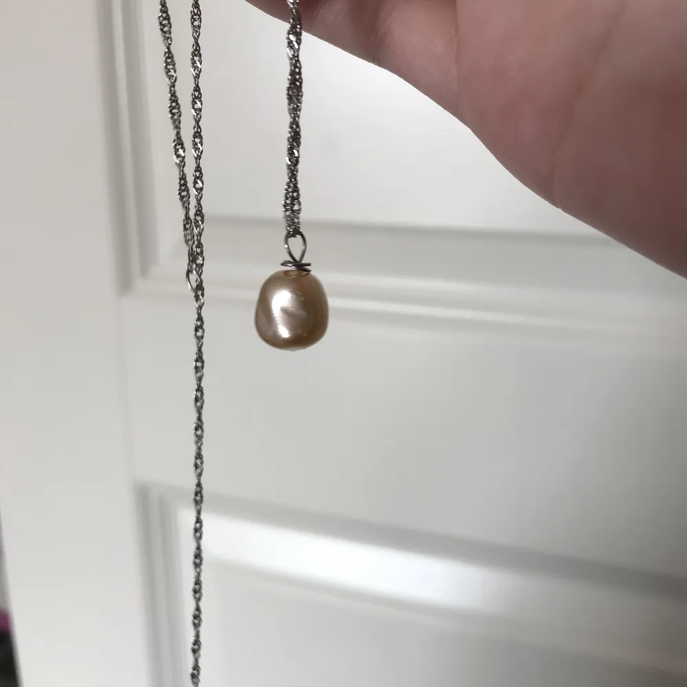 Vackert halsbandshänge av tjeckiska glaspärlor. Nytt oanvänt och handgjort. Kontakta gärna vid frågor. Har också andra smycken på min profil🌺. Asusteet.