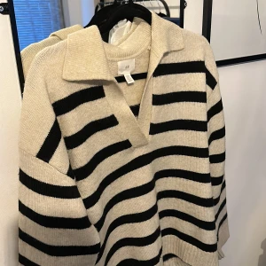 Stickad tröja - Super mysig overaized stickad tröja, den är i storlek xs men den sitter som en S/M skulle jag säga. Har använd några gånger men den är i super fint skick!😇