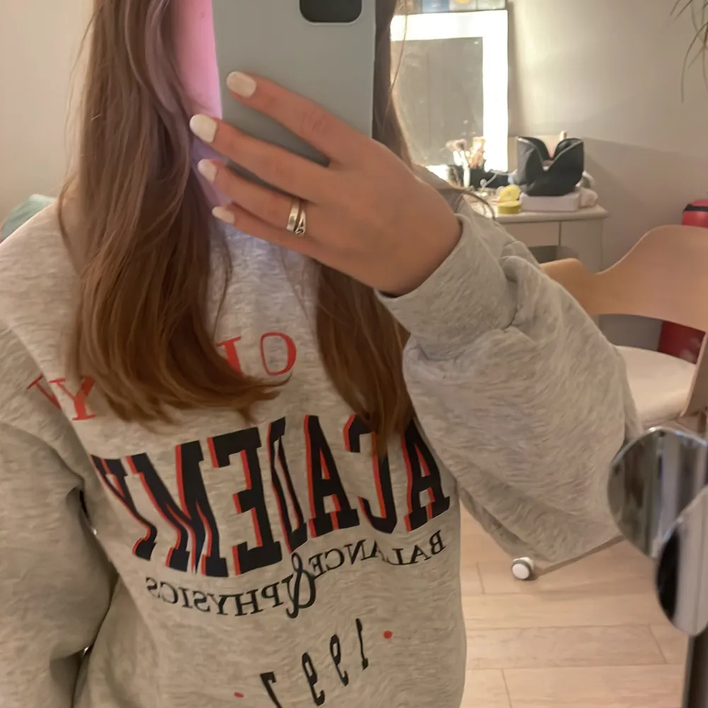 En fin tröja från Gina som är i storlek XS väl använda! Har växt ut den. Hoodies.