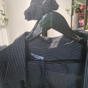 Svartvit randig skjorta  - En fin skjorta med matchande scrunchie och hårband (OBS: har gjorts av mig så är inte helt perfekta). Använder inte längre. Kan diskutera pris. 