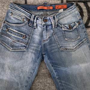 Jättefina utsvängda jeans med låg midja och fickdetaljer⭐️  Innerbenslängd: 83 cm Midja: ca 38 cm Lårvidd: 23 cm 100% bomull  Jeansen är inte så tajta, så de kan passa både s/m :)