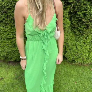 Klänning - Superfin klänning i en härlig grön färg! Passar bra till finare tillfällen men funkar även annars 