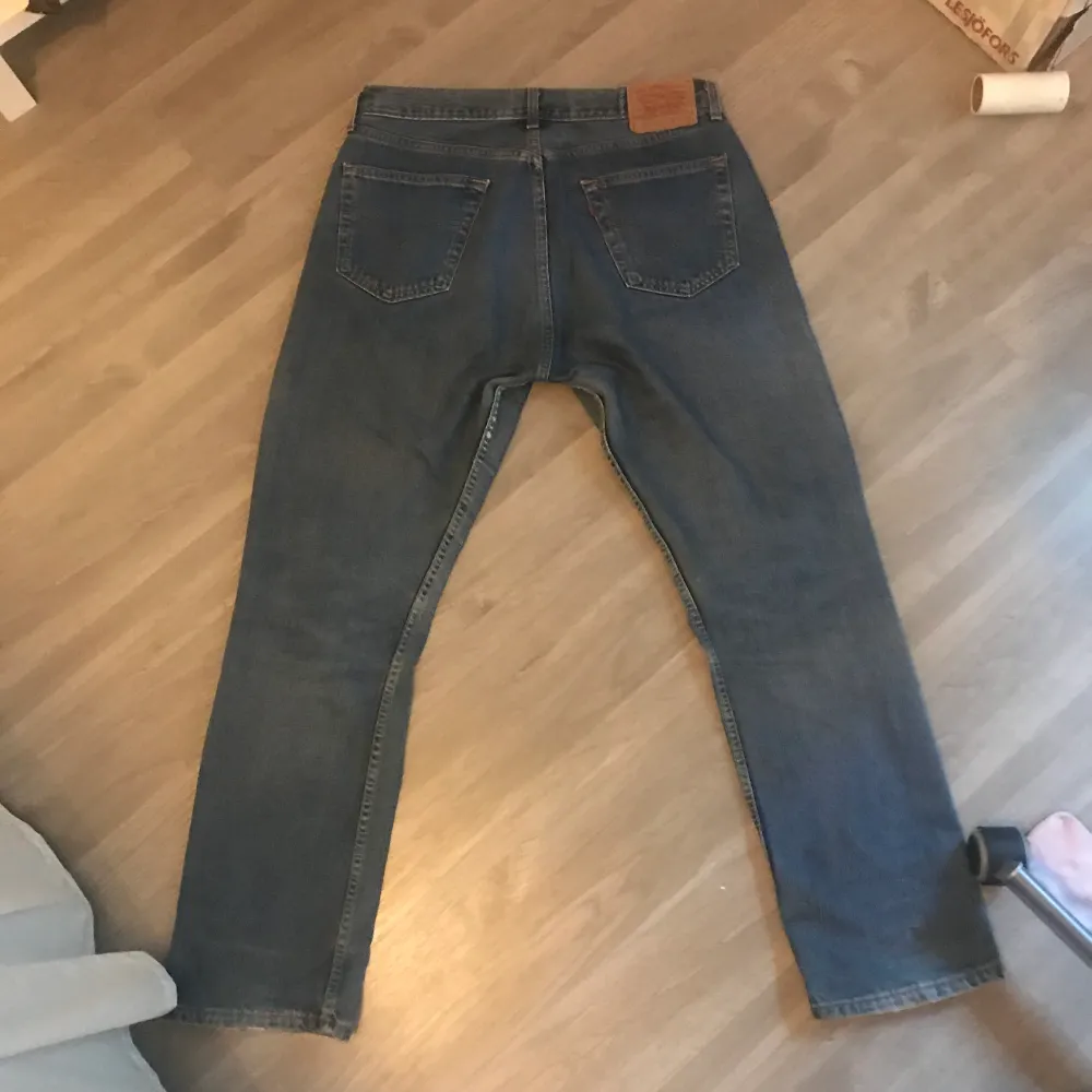 Levis jeans  Köpte de men insåg snabbt att de var för stora. Små defekter som knappt syns finns som kan skickas på förfrågan   Storlek W 36 L 32. Jeans & Byxor.