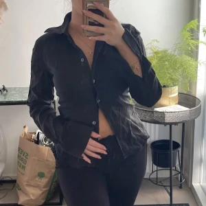 Skjorta  - Svart skjorta i linne från Tiger Sweden