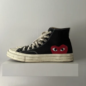Converse x CDG  - Säljer dessa feta cdg c converse collab dojorna. Använda en del men fortfarande rätt schysst skick. Storlek 43 PM för mer frågor osv