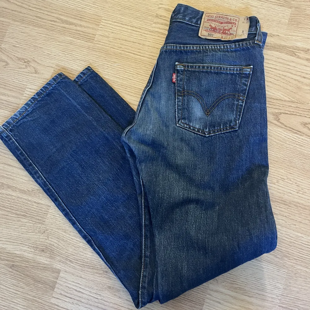 Köpte dessa Levis jeans här på plick, men dem var tyvärr för små för mig. Fint och sparsamt skick!😊😊 (lånad bild) . Jeans & Byxor.