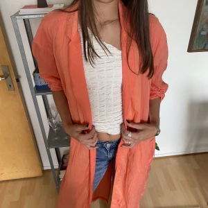 Persikofärgad/orange jacka - En persikofärgad/orang jacka, svårt att definiera färgen men se bilden. Så cool  och kan spica upp en outfit🌶️ köpt vintage för 400kr. Eftersom den är äkta vintage finns det tecken på användning men fortfarande fin. Jag är en storlek S men passar både XS-M